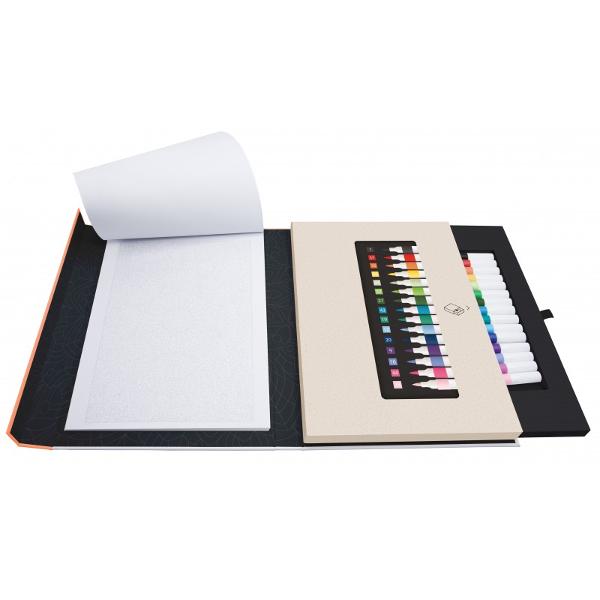15 mandale-surpriz&259; de coloratCutia con&539;ine 15 markere acrilice pentru colorare dup&259; numere facilit&acirc;nd astfel alegerea nuan&539;elor potriviteCutie cu &icirc;nchidere magnetic&259; pentru depozitare incluz&acirc;nd un bloc A4 cu 15 mandale-surpriz&259; de colorat pagini deta&537;abile imprimate doar pe o parte &537;i 15 markere acrilice cu v&acirc;rf tip pensul&259; 07 mmCerneala este bogat pigmentat&259; 
