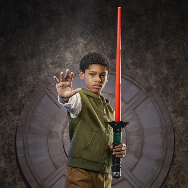 Copiii isi pot imagina propriile dueluri de rol cu sabiile laser Lightsaber Forge cu lame extensibile inspirate din Galaxia Star Wars Copiii cu varsta de 4 ani si peste pot crea o sabie laser si isi pot imagina batalii cu jucarii de rol personalizabile inspirate de armele Jedi si Sith din Galaxia Star Wars Foloseste lama capacul husa si miezul incluse pentru a crea o sabie laser si imagineaza-ti cum valorifica puterea Fortei in timp ce lupta in dueluri cu sabii laser Si cu piese 