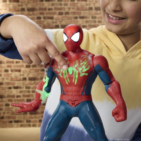 Setul Spider Man Incarcare de Putere aduce actiunea inspirata din universul Marvel direct in joaca celor mici printr-o figurina Spider Man de dimensiuni mari de aproximativ 365 cm Figurina are un design detaliat cu elemente inspirate de costumul eroului si functii interactive care transforma fiecare aventura intr-o experienta dinamica Setul include accesorii speciale pentru activarea diferitelor efecte de putere permitand copiilor sa recreeze scene spectaculoase si propriile misiuni de 