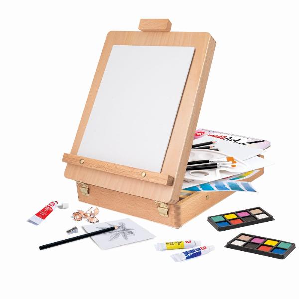 Mega Art Studio 5 in 1 este un set creativ complet ideal pentru copiii pasionati de desen si pictura oferind tot ce au nevoie pentru a-si dezvolta imaginatia si talentul artistic Setul include un seulet tip valiza usor de transport si depozitat 3 tehnici de pictura diferite si aproximativ 60 de accesorii pentru realizarea propriilor opere de arta In interior vei gasi pensule acuarele culorile creioane ghid ilustrat de pictura si roata educationala a culorilor elemente care ii ajuta pe 