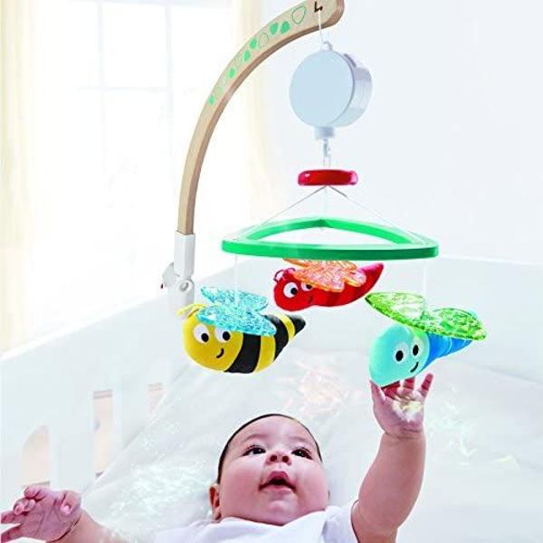 Faceti ca timpul de schimbare al bebelusului si timpul de culcare sa fie mai distractiv cu acest carusel muzical colorat care se fixeaza in siguranta pe patuturi sau pe mesele de infasat Un brat din lemn reglabil il face usor de instalat si flexibil de utilizat Dispune de o cutie de muzica Porniti cutia muzicala si Usor de instalat cu doua setari de inaltime Clema de fixare poate fi pozitionata orizontal sau vertical pe patuturi mese de schimb si alte platforme similare Aripile 