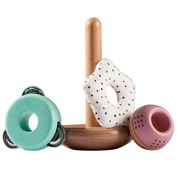 Turnul de stivuire este realizat din diverse materiale inclusiv lemn plastic si textile Multe detalii minuscule cum ar fi zornaitul elementele sau cochilii il incurajeaza pe micul tau explorator sa faca muzica fiecare articol oferind un efect de sunet diferit Jucariile sunt realizate din lemn folosind materiale ecologice vopsite in culori atragatoare cu vopsele nontoxice care depasesc cele mai inalte si stricte standarde internationale de siguranta si calitate precum EN71 ISO9001 