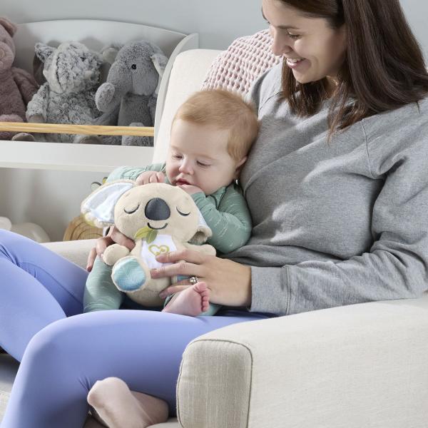 Ofera-i bebelusului tau clipe de liniste si confort cu jucaria Fisher Price On-the-Go Koala Soother Acest plus moale si prietenos reda peste 20 de minute de muzica si sunete linistitoare perfecte pentru somn sau relaxare Koala are un design adorabil usor de atasat la carucior sau geanta astfel incat poate insoti copilul oriunde Materialul delicat este sigur pentru bebelusi facand din aceasta jucarie un cadou ideal inca din primele luni de viata Functioneaza cu 2 baterii AA incluse 