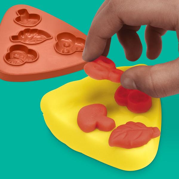Setul Play-Doh Pizza si Milkshake ii invita pe cei mici sa creeze preparate colorate si amuzante din plastilina Copiii pot modela o felie de pizza pot adauga diferite toppinguri si pot realiza un milkshake decorat dupa propria imaginatie Accesoriile incluse stimuleaza joaca de rol creativitatea si indemanarea oferind multiple posibilitati de combinare si decorare Setul contine plastilina Play-Doh in mai multe culori cu o cantitate totala de aproximativ 113 g si este recomandat copiilor 