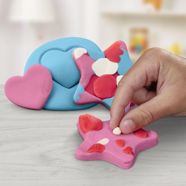 Setul Play-Doh Forme este ideal pentru primele activitati creative cu plastilina oferind copiilor posibilitatea de a modela presa si decupa diferite forme intr-un mod distractiv Setul include forme geometrice si accesorii de modelaj precum si plastilina Play-Doh in 6 culori cu o cantitate totala de 170 g Joaca ajuta la dezvoltarea creativitatii coordonarii mana-ochi si motricitatii fine incurajand copiii sa combine culorile si sa creeze propriile modele Recomandat copiilor cu varsta de 