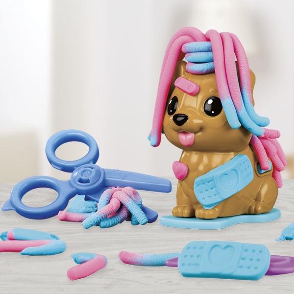 Setul Play-Doh Mini ofera copiilor o modalitate distractiva de a modela si crea diferite forme din plastilina Cu ajutorul presei si al accesoriilor incluse plastilina poate fi presata prin diverse sabloane pentru a obtine modele forme si decoratiuni variate Setul include 2 recipiente cu plastilina Play-Doh in culori diferite cu o cantitate totala de 113 g precum si accesorii pentru modelare si decupare Activitatea stimuleaza creativitatea imaginatia indemanarea si motricitatea fina 