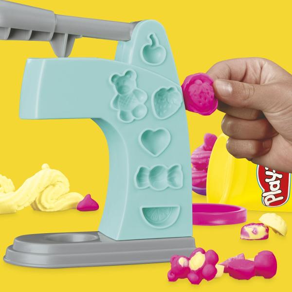 Setul Play-Doh Mini ofera copiilor o modalitate distractiva de a modela si crea diferite forme din plastilina Cu ajutorul presei si al accesoriilor incluse plastilina poate fi presata prin diverse sabloane pentru a obtine modele forme si decoratiuni variate Setul include 2 recipiente cu plastilina Play-Doh in culori diferite cu o cantitate totala de 113 g precum si accesorii pentru modelare si decupare Activitatea stimuleaza creativitatea imaginatia indemanarea si motricitatea fina 