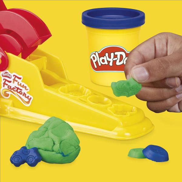 Setul Play-Doh Mini ofera copiilor o modalitate distractiva de a modela si crea diferite forme din plastilina Cu ajutorul presei si al accesoriilor incluse plastilina poate fi presata prin diverse sabloane pentru a obtine modele forme si decoratiuni variate Setul include 2 recipiente cu plastilina Play-Doh in culori diferite cu o cantitate totala de 113 g precum si accesorii pentru modelare si decupare Activitatea stimuleaza creativitatea imaginatia indemanarea si motricitatea fina 