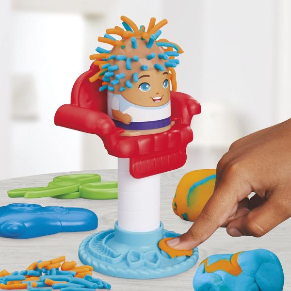 Setul Play-Doh Mini ofera copiilor o modalitate distractiva de a modela si crea diferite forme din plastilina Cu ajutorul presei si al accesoriilor incluse plastilina poate fi presata prin diverse sabloane pentru a obtine modele forme si decoratiuni variate Setul include 2 recipiente cu plastilina Play-Doh in culori diferite cu o cantitate totala de 113 g precum si accesorii pentru modelare si decupare Activitatea stimuleaza creativitatea imaginatia indemanarea si motricitatea fina 