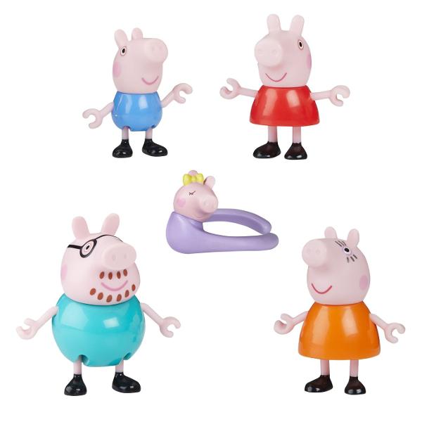 Familia Pig este acum o familie de cinci persoane Acest set de jucarii Peppa Pig include Daddy Pig Mummy Pig George Peppa si Baby Evie in transportorul ei Cei mici pot pune transportorul pe Mummy sau Daddy Pig si pot recrea scenele preferate din serial sau pot spune propriile povesti noi Figurinele pozitionabile se pot chiar tine de mana pentru momente dulci in familie Jucarii precum setul de figurine Peppa&39s Family of Five sunt cadouri excelente pentru fete si baieti de 3 ani si 
