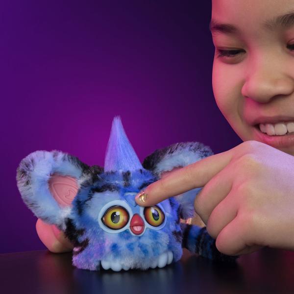 Descopera universul K Pop Vanatorii de Demoni alaturi de Furby Furblets Derpy Tiger o jucarie interactiva de dimensiuni compacte inspirata de simpaticul personaj din filmul Netflix KPop Demon Hunters Prin apasarea diferitelor zone interactive Furblet-ul poate reda peste 45 de sunete si melodii oferind o experienta de joaca distractiva si variata Designul combina aspectul caracteristic Furby cu elementele distinctive ale personajului Derpy Tiger fiind potrivit atat pentru joaca cat si 