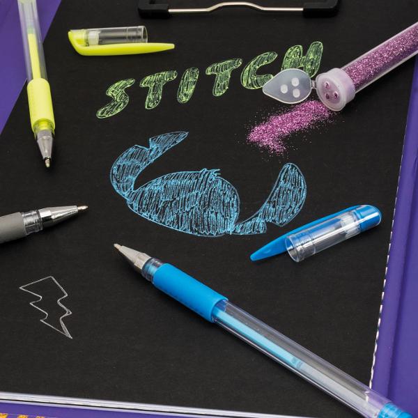 Happi Hobbi Jurnal Artistic Stitch este un set creativ dedicat copiilor care iubesc desenul coloratul si activitatile artistice Inspirat de indragitul personaj Disney Stitch jurnalul combina activitatile de desen cu decorarea paginilor oferind numeroase posibilitati de exprimare creativa In interior copiii vor descoperi materiale si accesorii cu ajutorul carora isi pot personaliza creatiile Pixurile fluorescente permit realizarea unor desene viu colorate iar elementele decorative precum 
