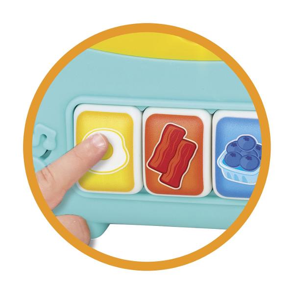 Set Mic Dejun Cu Prajitor De Paine este un set interactiv pentru joaca de rol conceput pentru a recrea pregatirea micului dejun intr-un mod distractiv Painea poate fi introdusa in prajitor iar prin apasarea manerului aceasta sare in sus imitand functionarea unui prajitor real Jucaria include butoane pentru nivelul de rumenire un buton tip timer si o gura luminoasa Setul include si un ceainic interactiv care reda sunete si activeaza o lumina intermitenta atunci cand este inclinat iar 