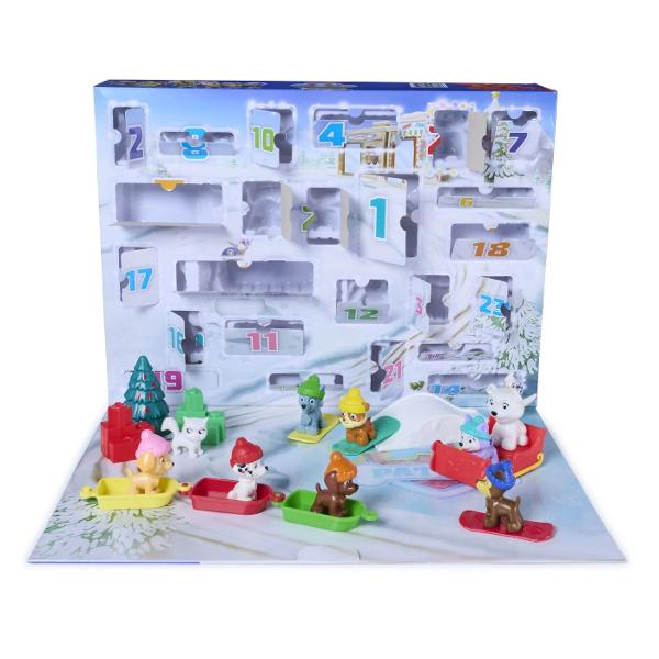 Pregateste-te pentru 24 de zile de surprize si aventuri de iarna alaturi de personajele indragite din Patrula Catelusilor Calendarul Advent Salvare de Sarbatori ascunde in fiecare compartiment cate o surpriza tematica perfecta pentru a crea zi de zi noi scene de joaca inspirate de atmosfera sarbatorilor Copiii pot descoperi figurine si accesorii festive si pot recrea misiuni de salvare pline de actiune in decoruri de iarna Fiecare zi aduce un nou element de colectat transformand 