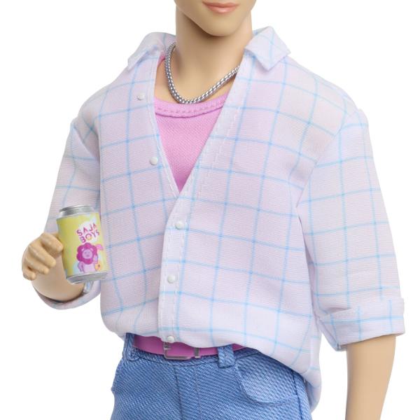 Figurina Jinu din K Pop Vanatori de Demoni este inspirata de personajul din grupul Saja Boys din universul Netflix KPop Demon Hunters Figurina are aproximativ 30 cm inaltime este articulata si poate fi pozitionata in diferite ipostaze pentru joaca sau expunere Jinu poarta o tinuta inspirata din aparitia sa &bdquoSoda Pop&rdquo cu camasa deschisa peste tricou pantaloni si accesorii tematice Setul include si accesorii suplimentare precum o pereche de ochelari un recipient si maini 