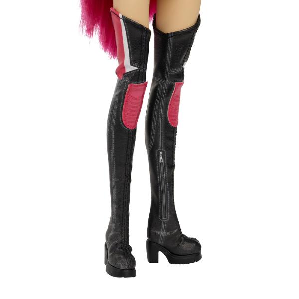 Figurina Mira din K Pop Vanatori de Demoni este inspirata de personajul din grupul HUNTRX din universul Netflix KPop Demon Hunters Figurina are aproximativ 30 cm inaltime este articulata si poate fi pozitionata in diferite ipostaze pentru joaca sau expunere Mira poarta tinuta inspirata din momentul &bdquoHow It&39s Done&rdquo cu par lung roz tricou negru fusta galbena si cizme iar setul include si arma sa caracteristica pentru recrearea scenelor de actiune din film 