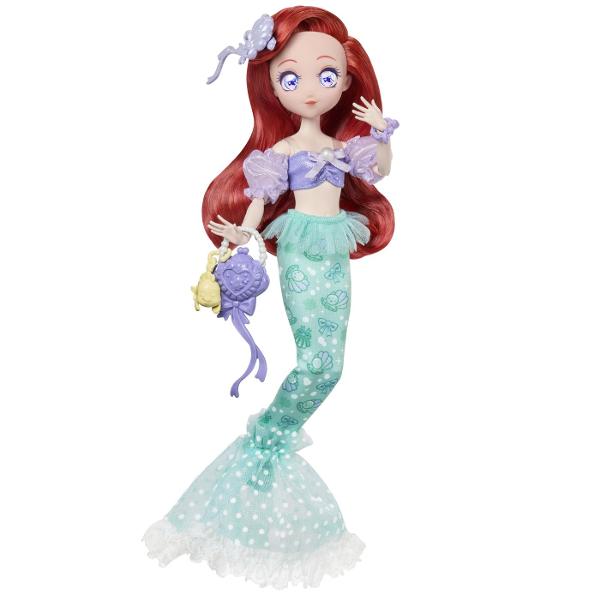 Papusa Ariel din colectia Disney Princess este inspirata de indragitul personaj din povestea Mica Sirena Papusa are aproximativ 23 cm inaltime si poarta o tinuta in nuante de mov si turcoaz cu detalii inspirate de lumea subacvatica Parul lung roscat si accesoriile tematice completeaza aspectul specific personajului Ariel Papusa este potrivita pentru recrearea scenelor preferate din povestea Disney si pentru inventarea unor noi aventuri pline de imaginatie Inaltime papusa aproximativ 23 cm 