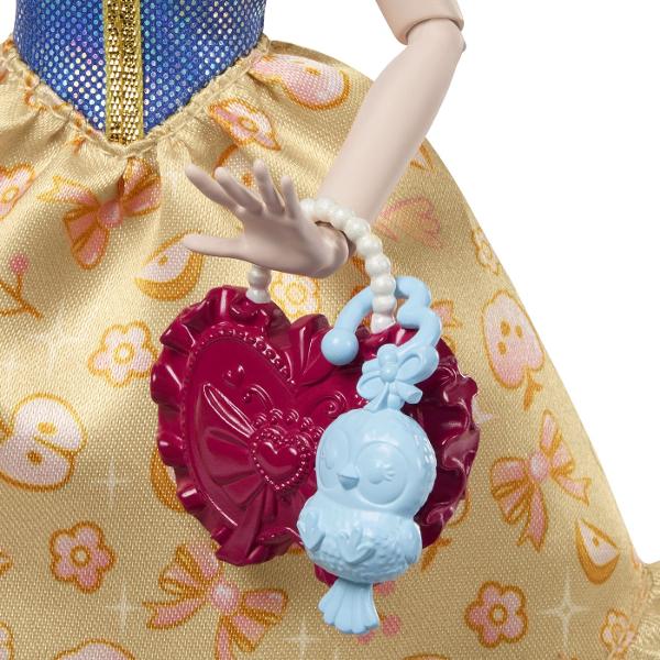 Papusa Alba Ca Zapada din colectia Disney Princess este inspirata de indragitul personaj din povestea clasica Disney Papusa are aproximativ 22 cm inaltime si poarta tinuta emblematica in nuante de albastru galben si rosu completata de bentita decorativa si detalii elegante Designul delicat si accesoriile tematice permit recrearea scenelor preferate din poveste si inventarea unor noi aventuri alaturi de Alba Ca Zapada Inaltime papusa aproximativ 22 cm Varsta recomandata 3 ani