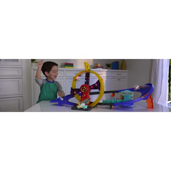 Pista de curse Disney Pixar Cars Celebration Raceway aduce actiunea si viteza din lumea Cars intr-un set de joaca spectaculos Copiii il pot lansa pe Fulger McQueen pe traseu cu ajutorul mecanismului de propulsie actionat manual si il pot trimite prin bucla centrala iluminata pentru curse pline de dinamism Setul include o masinuta Fulger McQueen si o pista cu lungimea de aproximativ 53 cm prevazuta cu elemente inspirate din Radiator Springs si zona Flo&39s V8 Cafe Masinuta inclusa poate 