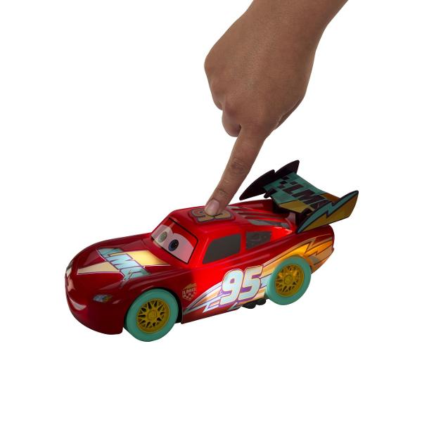 Masinuta Fulger McQueen din universul Disney Pixar Cars aduce cursele si aventurile personajului preferat direct in joaca celor mici Vehiculul este prevazut cu lumini si peste 10 sunete care pot fi activate pentru o experienta de joaca mai interactiva si mai distractiva Designul reproduce aspectul binecunoscut al lui Fulger McQueen cu numarul 95 si elementele grafice inspirate din film Masinuta este potrivita pentru joaca de rol curse si recrearea scenelor preferate din Cars Functii 