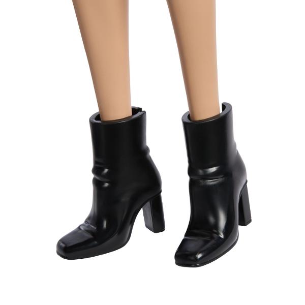 Papusa Barbie Style Craciunita aduce atmosfera sarbatorilor intr-o tinuta festiva inspirata de Craciun Barbie poarta o rochie rosie eleganta cu detalii albe pufoase in zona umerilor si curea neagra cu catarama aurie completata de pantofi si accesorii asortate Designul festiv o face potrivita pentru joaca tematica de sarbatori dar si pentru colectie Copiii pot recrea momente de Craciun si pot inventa propriile povesti alaturi de Barbie Varsta recomandata 3 ani