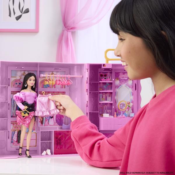 Dulapul Barbie Deluxe Style este un set de joaca elegant conceput pentru pastrarea si organizarea tinutelor si accesoriilor Barbie Designul tip dressing in nuante de roz si auriu ofera multiple spatii pentru haine pantofi genti si alte accesorii fashion Dulapul se deschide pentru a crea o zona generoasa de joaca si include rafturi suporturi si spatii pentru organizarea diferitelor piese Manerul integrat permite transportarea mai usoara a setului iar dupa joaca dulapul poate fi inchis 