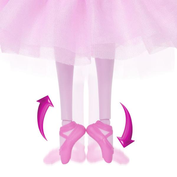 Papusa Clara din colectia Barbie Spargatorul de Nuci este inspirata de povestea clasica si de universul Barbie in the Nutcracker Clara poarta o rochie eleganta de balerina in nuante de roz cu detalii delicate maneci transparente si accesorii asortate completate de pantofi de balet Papusa este prevazuta cu functie de miscare a picioarelor pentru a recrea pozitii si miscari de balet iar setul include si un accesoriu tematic Spargator de Nuci Este potrivita pentru joaca de rol povesti 