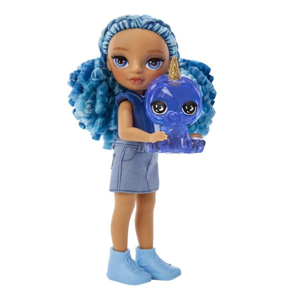 Descopera papusa Sapphire Bradshaw sora mai mica a lui Skyler Bradshaw parte din seria Rainbow High LittlesIncepe sa creezi povesti cu surorile mai mici ale papusilor tale Rainbow High preferate Sapphire Bradshaw este energetica extrovertita increzatoare si uneori impulsiva Cu ajutorul surorii ei mai mari gaseste intotdeauna drumul cel bunSapphire Bradshaw are un stil unic Este imbracata din cap pana in picioare in denim albastru cu o fusta din denim moale si o jacheta modelata din 