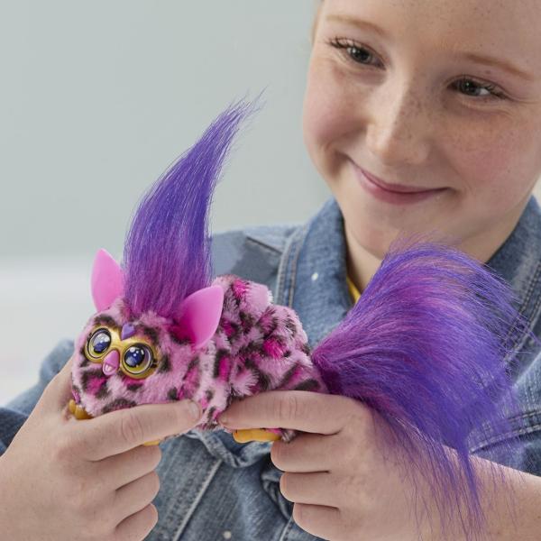Jucarie interactiva din gama Furby Furblets KITT EE  conceputa pentru distractie muzicala si interactiune dinamica Produsul are un design compact si colorat cu blanita moale si detalii expresive fiind usor de transport si utiliza oriunde Jucaria este echipata cu peste 45 de sunete si efecte muzicale oferind o experienta variata prin activarea diferitelor functii Interactioneaza prin atingere si manipulare raspunzand cu sunete amuzante si melodii stimuland imaginatia si curiozitatea 