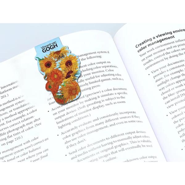 Set cu bloc notes magnetic 8 x 8 cm &537;i 2 semne de carte magnetice Van Gogh &ndash; SunflowersAdu un strop de culoare c&259;ldur&259; &537;i inspira&539;ie artistic&259; &icirc;n fiecare zi cu setul magnetic Van Gogh &ndash; Sunflowers Inspirat de celebra serie de picturi &bdquo;Floarea-soarelui&rdquo; a artistului Vincent van Gogh acest set &icirc;mbin&259; frumuse&539;ea artei cu utilitatea accesoriilor 