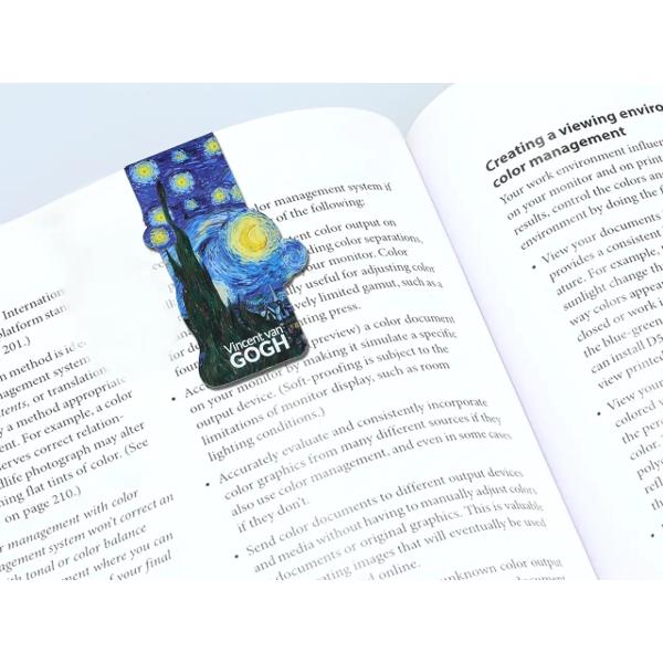 Set cu bloc notes magnetic 8 x 8 cm &537;i 2 semne de carte magnetice Van Gogh &ndash; Noapte &icirc;nstelat&259;Adu magia artei &icirc;n activit&259;&539;ile de zi cu zi cu setul magnetic Van Gogh &ndash; Noapte &icirc;nstelat&259; Inspirat de una dintre cele mai cunoscute capodopere ale celebrului pictor Vincent van Gogh acest set &icirc;mbin&259; frumuse&539;ea artei cu utilitatea accesoriilor de 