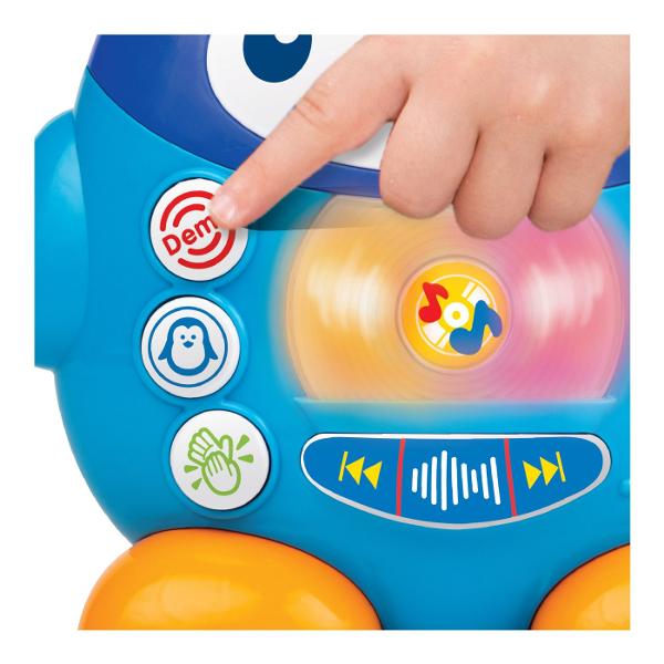 Player Muzical Pinguin este o jucarie muzicala interactiva prevazuta cu microfon functional ideala pentru momente de cantat si joaca Microfonul include un efect amuzant de ecou iar luminile LED clipesc in timpul redarii muzicii Playerul reda melodii vesele si sunete de aplauze iar efectele sonore cu animale pot fi adaugate peste melodii pentru o experienta de joaca mai distractiva Jucaria este prevazuta cu functii pentru trecerea la melodia urmatoare sau revenirea la cea anterioara 