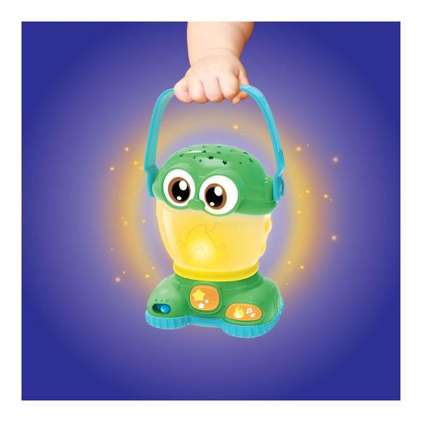 Lanterna De Camping Cu Tematica Noapte Instelata este o jucarie interactiva pentru cei mici conceputa pentru joaca relaxare si momente linistite inainte de somn Lanterna reda melodii placute cantece de leagan linistitoare si efecte sonore fiind prevazuta si cu efecte luminoase Poate proiecta un cer instelat relaxant transformand camera intr-un decor de noapte sau poate fi folosita ca lumina de veghe Manerul este special conceput pentru mainile mici astfel incat lanterna poate fi 