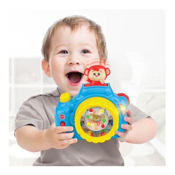 Winfun Jucarie Camera Foto Maimutica este o jucarie interactiva de rol conceputa pentru cei mici care transforma joaca de-a fotograful intr-o experienta distractiva plina de sunete lumini si elemente mobile Apasa butonul declansator si maimutica vesela apare prin surprindere in timp ce obiectivul se roteste Jucaria include o oglinda reflectorizanta o bila rotativa si margele tip zornaitoare care stimuleaza curiozitatea si explorarea senzoriala Camera este prevazuta si cu elemente 