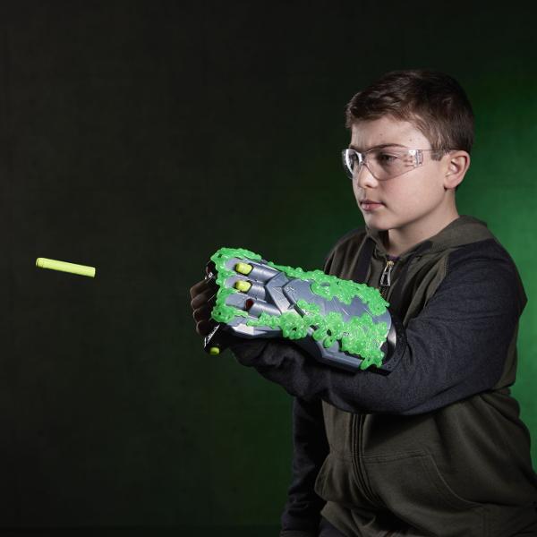 Nerf Blaster Avengers Doomsday Doctor Doom aduce actiunea inspirata din universul Marvel direct in timpul de joaca Blasterul are un design spectaculos inspirat de Doctor Doom si este prevazut cu elemente decorative verzi care creeaza un efect vizual distinct Modelul este conceput pentru jocuri de rol si confruntari imaginative permitand copiilor sa recreeze scene inspirate din Avengers Doomsday sau sa inventeze propriile misiuni Blasterul include 3 proiectile Nerf si este realizat intr-un 