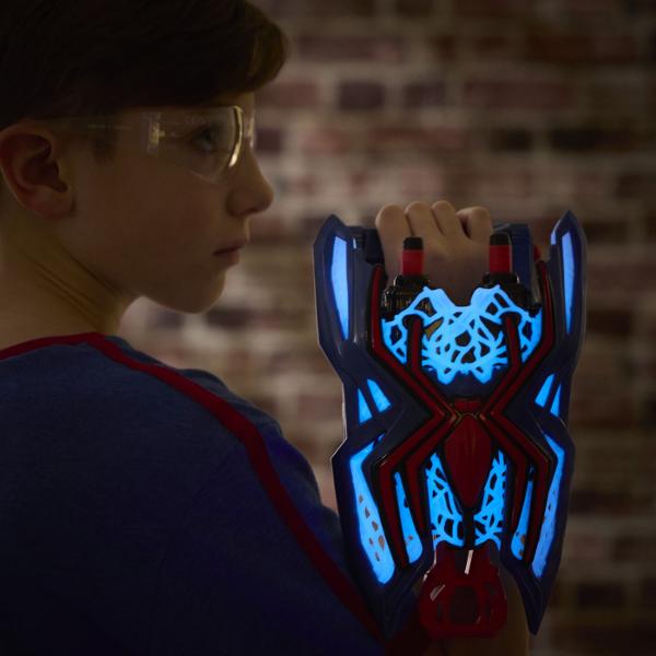 Nerf Blaster Spider Man este o jucarie de actiune inspirata din universul Marvel Spider Man conceputa pentru aventuri dinamice si jocuri de rol pline de imaginatie Blasterul se poarta pe mana si are un design spectaculos inspirat de echipamentul eroului Spider Man permitand copiilor sa recreeze scene de actiune si sa inventeze propriile misiuni Modelul dispune de elemente decorative care stralucesc in intuneric oferind un efect vizual deosebit in timpul jocului Sistemul de lansare permite 