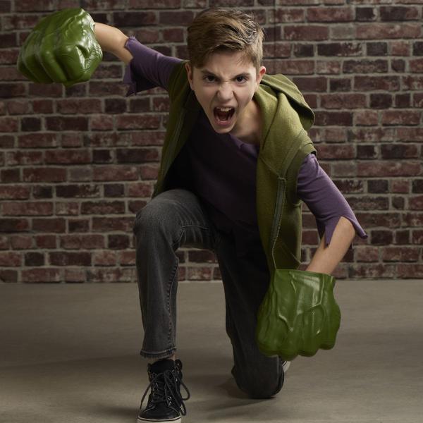 Marvel Spider-Man Pumnii lui Hulk este un set de joaca inspirat de forta impresionanta a lui Hulk conceput pentru copiii care iubesc aventurile cu supereroi si jocurile de rol pline de actiune Setul include doi pumni supradimensionati realizati din material moale cu aspect inspirat de mainile lui Hulk Copiii ii pot purta pentru a recrea scene de lupta si aventuri din universul Marvel sau pentru a inventa propriile povesti de supereroi Designul mare si forma specifica fac jocul spectaculos 