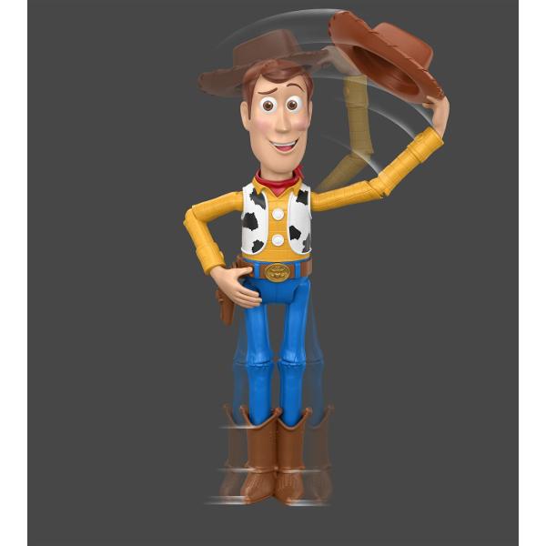 Figurina Woody din Toy Story 5 este inspirata de indragitul cowboy din universul Disney Pixar Figurina are aproximativ 30 cm inaltime si reda tinuta sa clasica cu palarie maro camasa galbena vesta cu imprimeu alb-negru esarfa rosie si cizme de cowboy Figurina este prevazuta cu functie interactiva de tip squeeze care poate fi activata prin apasare adaugand un plus de distractie in timpul jocului Copiii pot recrea scene inspirate din Toy Story 5 si pot inventa propriile aventuri alaturi 