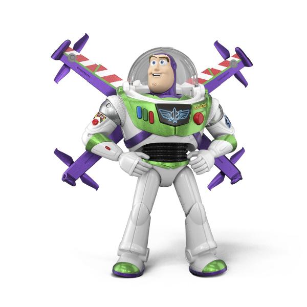 Figurina Buzz Lightyear din Toy Story 5 este inspirata de celebrul personaj Disney Pixar si reda costumul sau emblematic de Space Ranger in nuante de alb verde si mov Figurina are aproximativ 30 cm inaltime este articulata si poate fi pozitionata in diferite ipostaze pentru joaca si recrearea scenelor preferate din film Prin apasarea butonului figurina activeaza sunete si replici iar modul de zbor adauga un plus de dinamism aventurilor imaginare Designul detaliat si functiile interactive 