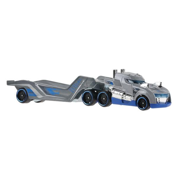 Flota Hot Wheels Track este gata de cursa Conceput sa functioneze cu senile Hot Wheels fiecare vehicul este la scara 164 si include o cabina si o remorca cu decoratiuni dragute si o multime de grafica Diferite sortimente sunt disponibile pe tot parcursul anului pentru sortimente tot mai variate Copiii si colectionarii deopotriva isi vor dori propria escadrila personalizata Articole vandute separat Stilurile culorile si decoratiunile pot varia Cu detaliile lor cool si decorurile lor 