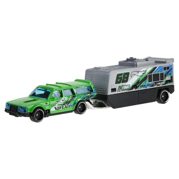 Flota Hot Wheels Track este gata de cursa Conceput sa functioneze cu senile Hot Wheels fiecare vehicul este la scara 164 si include o cabina si o remorca cu decoratiuni dragute si o multime de grafica Diferite sortimente sunt disponibile pe tot parcursul anului pentru sortimente tot mai variate Copiii si colectionarii deopotriva isi vor dori propria escadrila personalizata Articole vandute separat Stilurile culorile si decoratiunile pot varia Cu detaliile lor cool si decorurile lor 