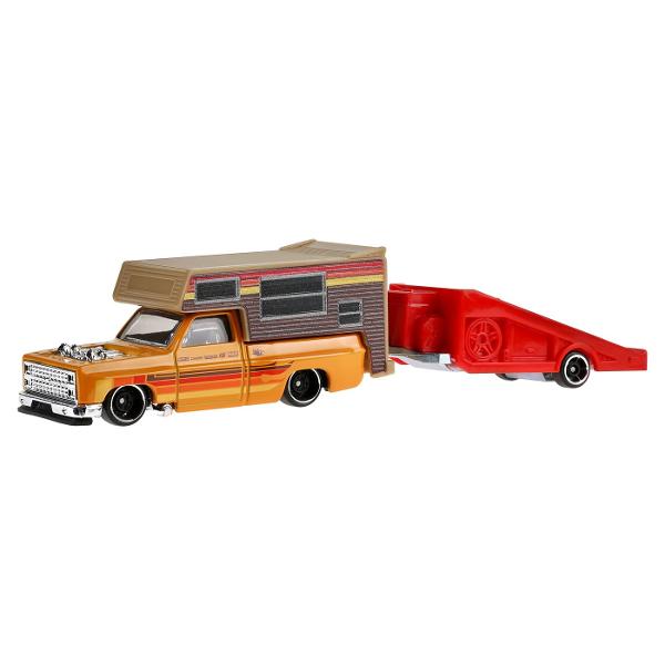 Flota Hot Wheels Track este gata de cursa Conceput sa functioneze cu senile Hot Wheels fiecare vehicul este la scara 164 si include o cabina si o remorca cu decoratiuni dragute si o multime de grafica Diferite sortimente sunt disponibile pe tot parcursul anului pentru sortimente tot mai variate Copiii si colectionarii deopotriva isi vor dori propria escadrila personalizata Articole vandute separat Stilurile culorile si decoratiunile pot varia Cu detaliile lor cool si decorurile lor 
