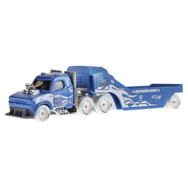 Flota Hot Wheels Track este gata de cursa Conceput sa functioneze cu senile Hot Wheels fiecare vehicul este la scara 164 si include o cabina si o remorca cu decoratiuni dragute si o multime de grafica Diferite sortimente sunt disponibile pe tot parcursul anului pentru sortimente tot mai variate Copiii si colectionarii deopotriva isi vor dori propria escadrila personalizata Articole vandute separat Stilurile culorile si decoratiunile pot varia Cu detaliile lor cool si decorurile lor 