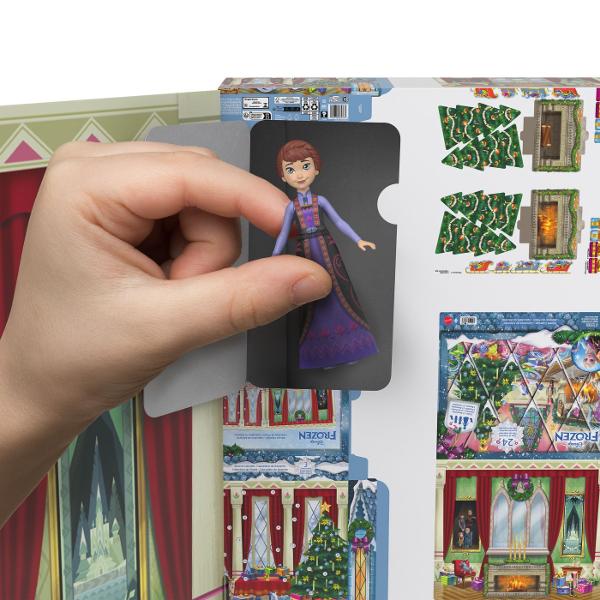 Calendarul de Advent Disney Frozen 2026 aduce magia sarbatorilor mai aproape de cei mici cu surprize inspirate din universul Frozen In spatele celor 24 de ferestre se ascund 3 papusi si 21 de accesorii astfel incat fiecare zi pana la Craciun devine o noua descoperire Copiii pot recrea scene de poveste si isi pot imagina propriile aventuri alaturi de personajele indragite din Frozen Decorul festiv si accesoriile incluse completeaza experienta de joaca si fac din acest calendar un cadou 