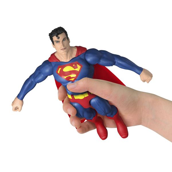Figurina DC de 30 cm este inspirata de universul supereroilor si este potrivita pentru joaca de actiune si colectie Figurina are un design detaliat cu costum specific personajului si mai multe puncte de articulatie astfel incat poate fi pozitionata in diferite pozitii pentru recrearea scenelor de lupta si a aventurilor preferate Colectia include mai multe personaje DC fiecare disponibil separat Produsul se vinde la bucata iar modelul poate varia in functie de disponibilitate Inaltime 