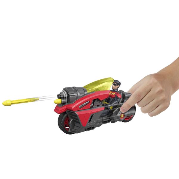 Setul DC cu figurina Robin si motocicleta aduce aventurile supereroilor intr-un format dinamic de joaca Motocicleta are un design robust inspirat de stilul personajului Robin si este prevazuta cu mecanism de lansare a proiectilelor pentru scenarii de actiune si confruntari imaginare Setul include figurina Robin motocicleta si 3 proiectile care pot fi lansate din partea frontala a vehiculului Figurina poate fi asezata pe motocicleta pentru recrearea misiunilor si aventurilor inspirate din 