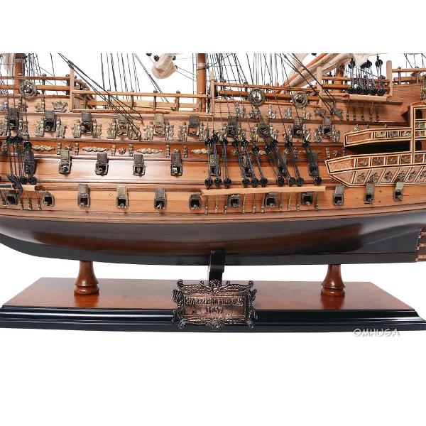 Redescoper&259; gloria &537;i m&259;re&539;ia marinei britanice din secolul al XVII-lea prin acest model de colec&539;ie al faimoasei nave HMS Sovereign of the Seas Realizat manual cu aten&539;ie la detalii acest model este o reproducere fidel&259; ideal&259; pentru iubitorii de istorie naval&259; &537;i pasiona&539;ii de artizanat marinstrong 