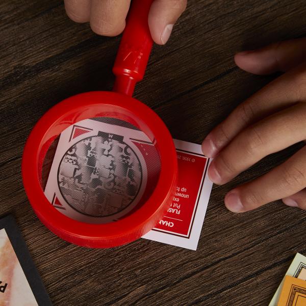 Jocul Monopoly Crooked Cash  Bani Falsi  prezinta un joc clasic Monopoly cu o intorsatura Mr Monopoly Decoder ii ajuta pe jucatori sa gaseasca falsuri Include decodor atunci cand un jucator plateste pentru ceva adversarii pot folosi decodorul pentru a vedea daca au folosit bani falsi Va dezvalui tipare ascunse pentru a determina daca este real Daca este fals puteti pastra banii Carduri de oportunitate fii atent Cardurile pot fi si ele false Un jucator a folosit o carte de 