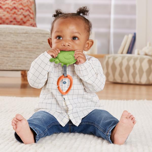 Jucariile de dentitie ii ajuta pe bebelusi sa se calmeze in perioada cresterii dintilor Bebelusul poate roade atunci cand se joaca cu aceste jucarii de dentitie Fisher-Price&reg proiectate special in forme usor de tinut de catre cei mici Fiecare se vinde separat in limita stocului disponibil