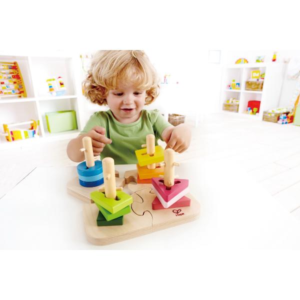 Ofera posibilitatea de sortare forme din lemn de diferite culori Copilul poate sa isi foloseasca imaginatia pentru a crea diverse forme si se distreaza experimentand familiarizandu-se totodata cu formele culorile si dimensiunile jucariei Dezvolta abilitati ca  dexteritate motricitate coordonare ochi-mana Dimensiuni 197x 197 x 116 cm Jucariile sunt realizate din lemn folosind materiale ecologice vopsite in culori atragatoare cu vopsele nontoxice care depasesc cele mai inalte si 